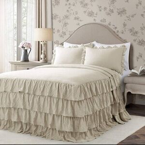 Lush Décor Allison Ruffle Skirt Bedspread Set!!!
Neutral with shams